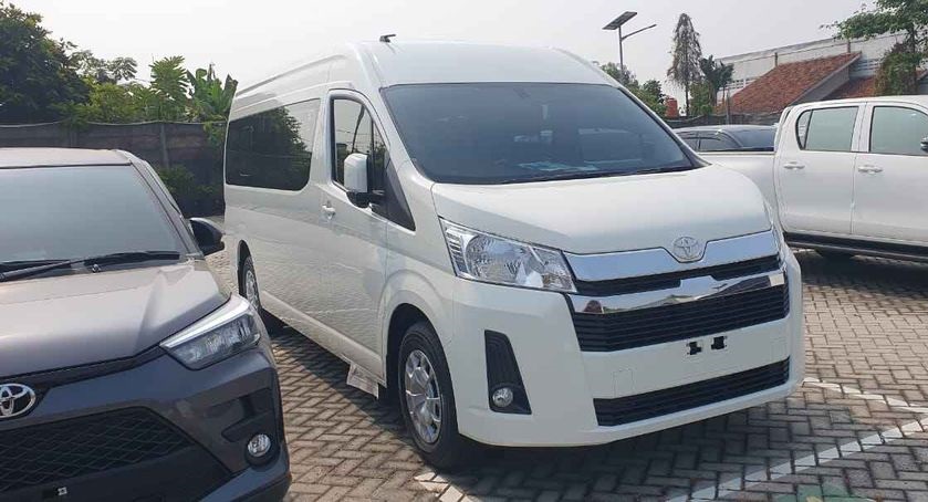 Sewa Hiace Premio Luxury Surabaya