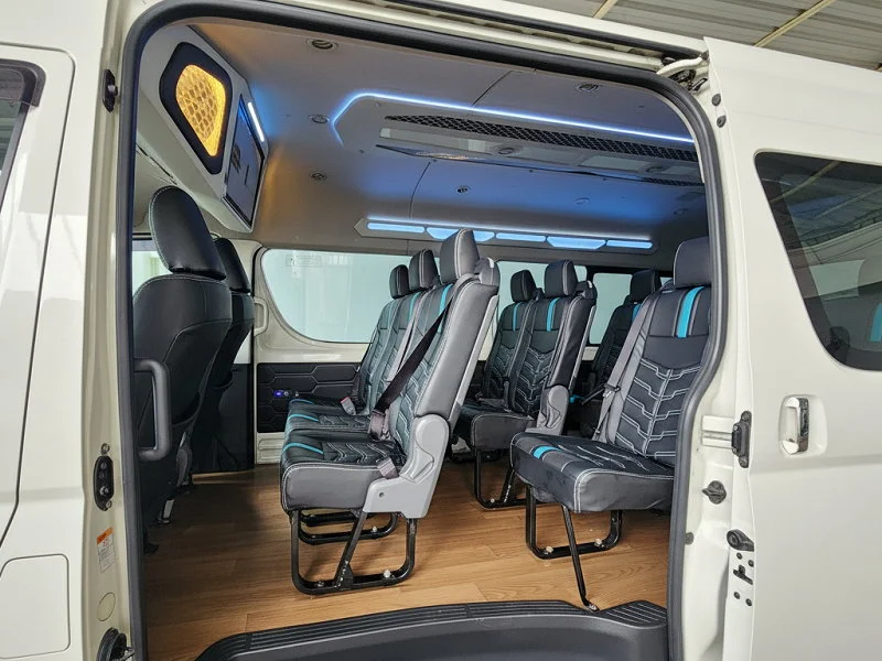 Interior Hiace Premio Jakarta nyaman dan luas untuk rombongan