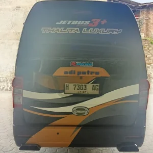 Bagasi dan kabin Elf Depok untuk perjalanan rombongan