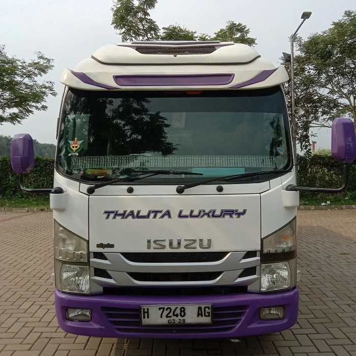 Sewa Elf Semarang unit tampak depan