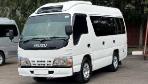 Rental Elf Long Bandung kapasitas 14 sampai 16 penumpang untuk rombongan wisata.