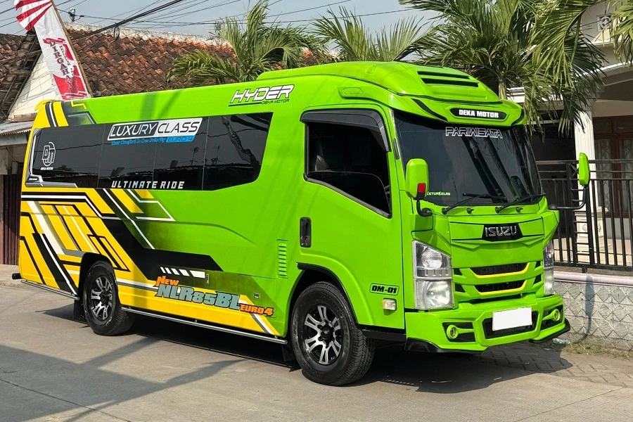 Isuzu Elf Giga 20 seat untuk rombongan wisata Malang Batu