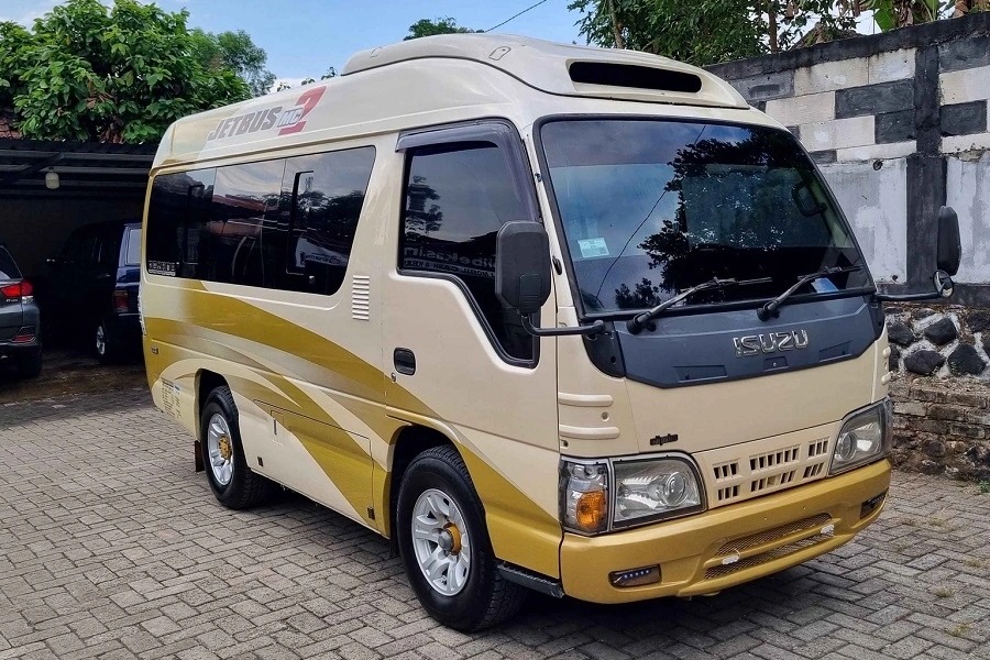 Isuzu Elf Short 14 seat untuk disewa di Malang