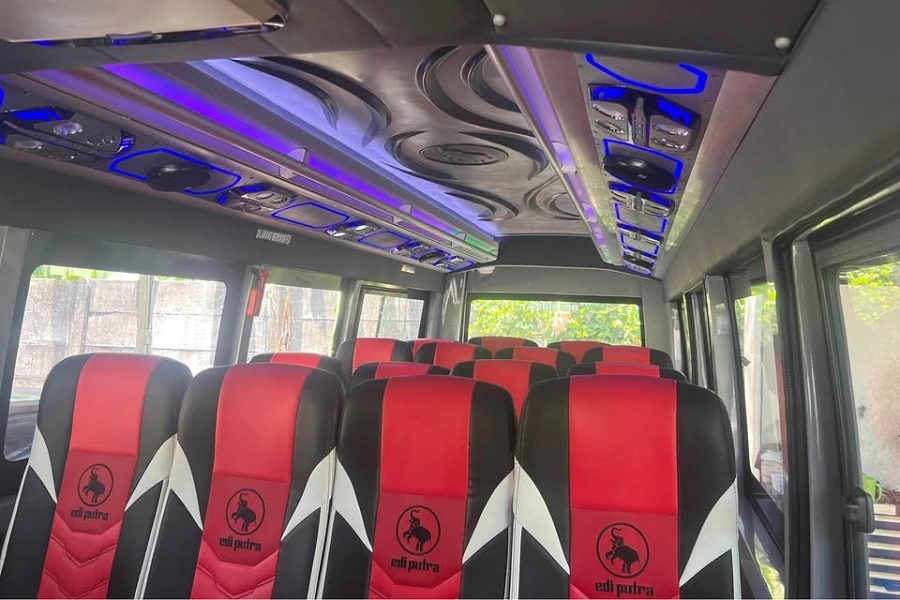 Interior Isuzu Elf Long 17 seat Thalita Rentcar Malang