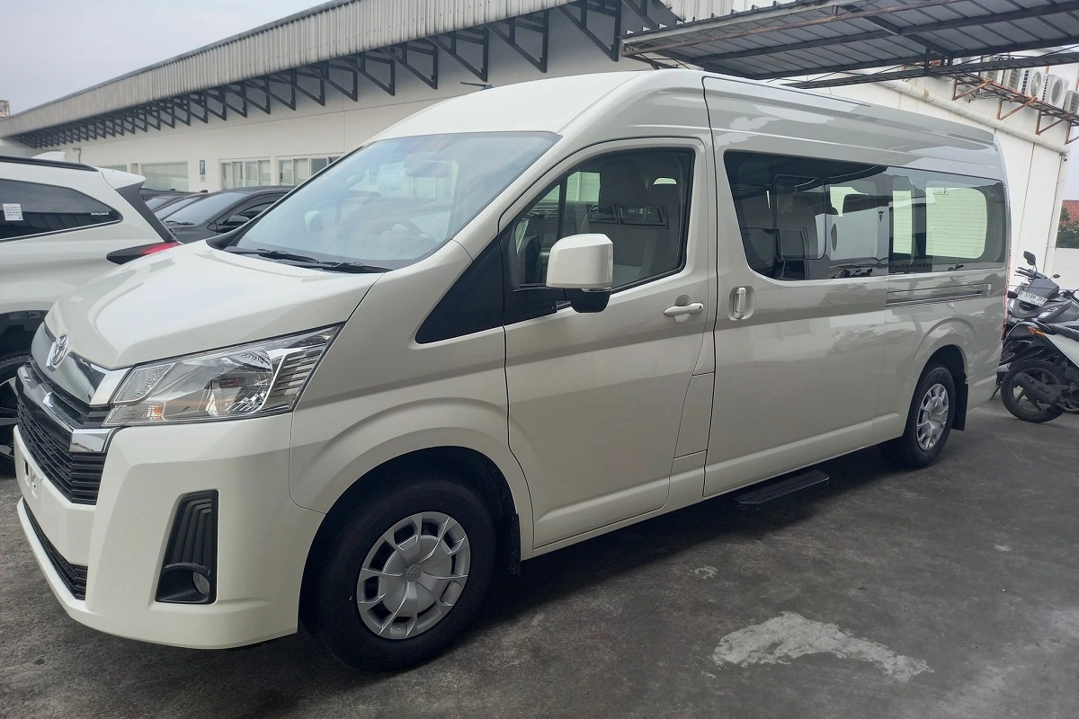 Ilustrasi Toyota Hiace Premio untuk perjalanan rombongan