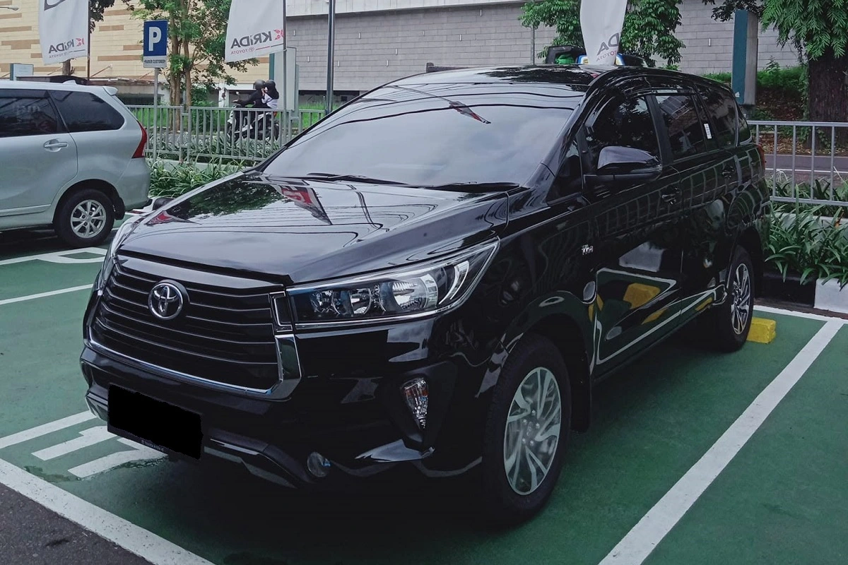 Ilustrasi Toyota Innova untuk kebutuhan penjemputan bandara