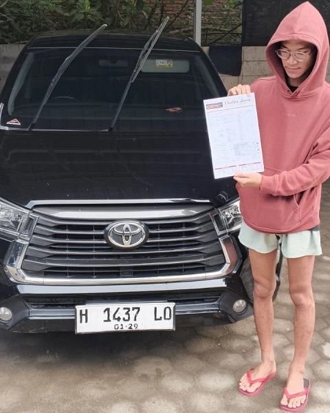 Serah terima kendaraan Thalita Rentcar kepada pelanggan.